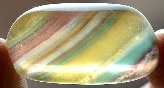 Photo d'une fluorite avec rayures multicolores