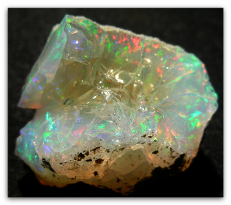 Opale blanche avec reflets multicolores