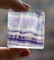 Photo d'une fluorite transparente avec rayures violettes