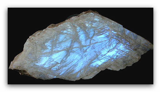 Photo pierre de lune avec reflets bleus