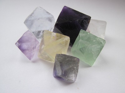 Octaèdres de fluorite de diverses couleurs